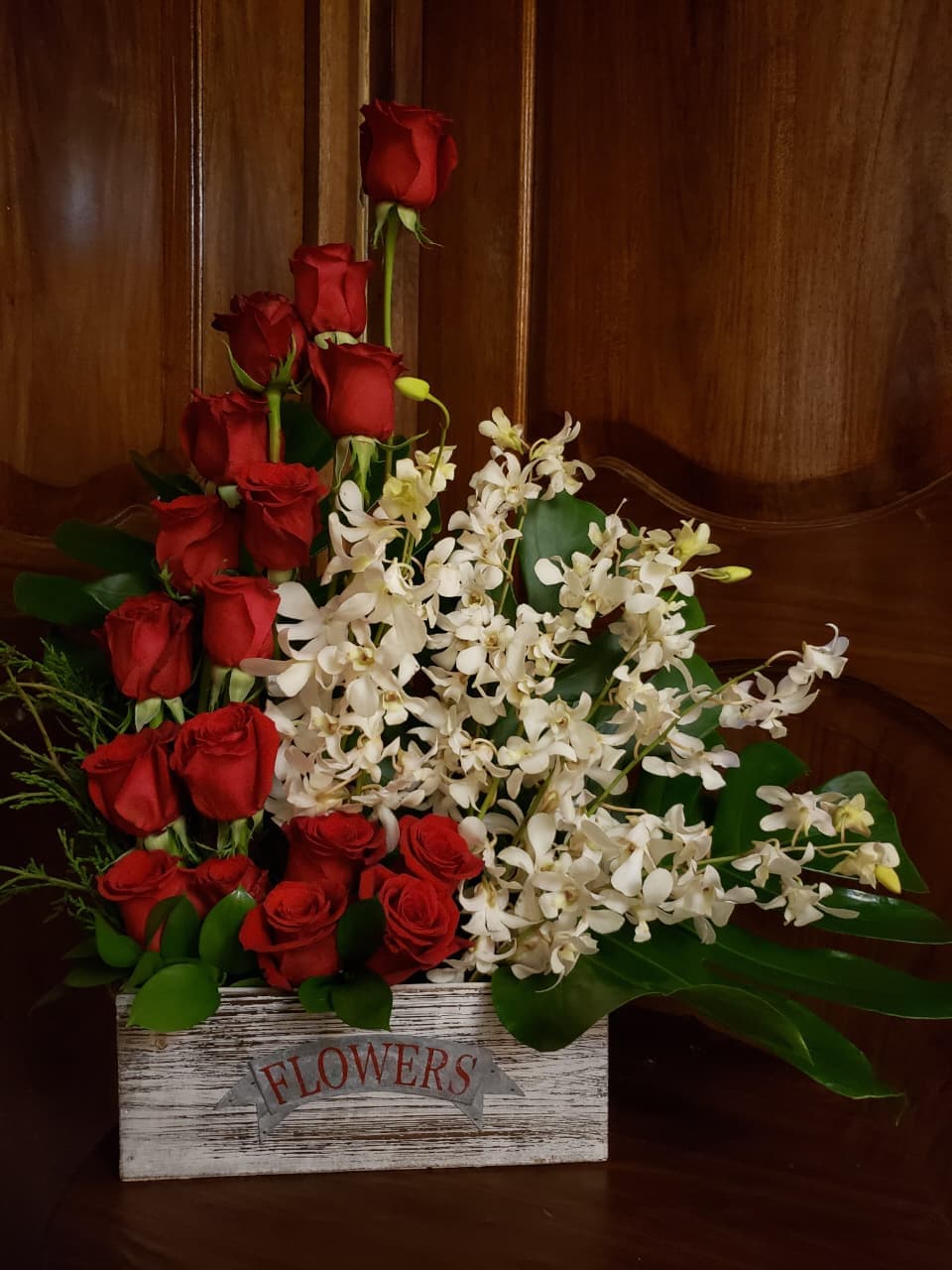 Diseño floral boutique de AMORNFLOR con calas y rosas suaves